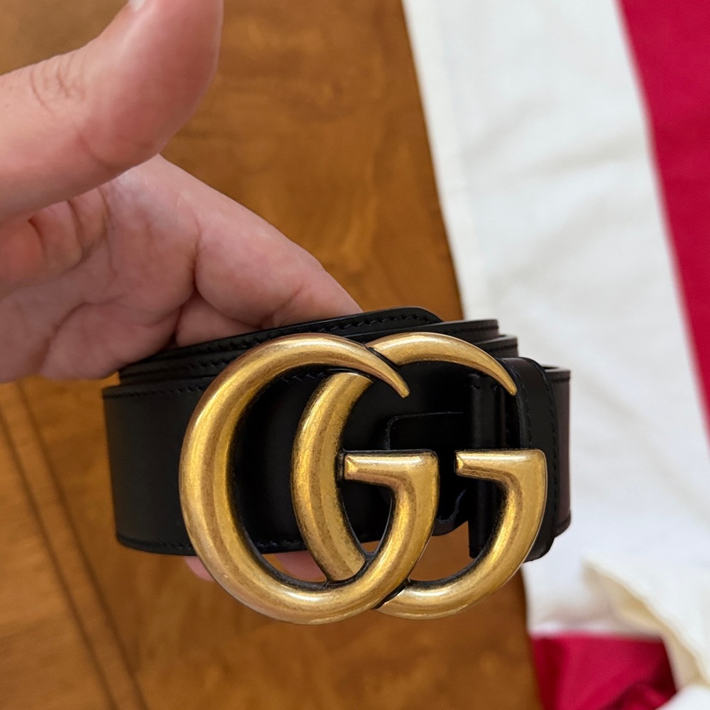 Men’s Gucci black belt with gold GG